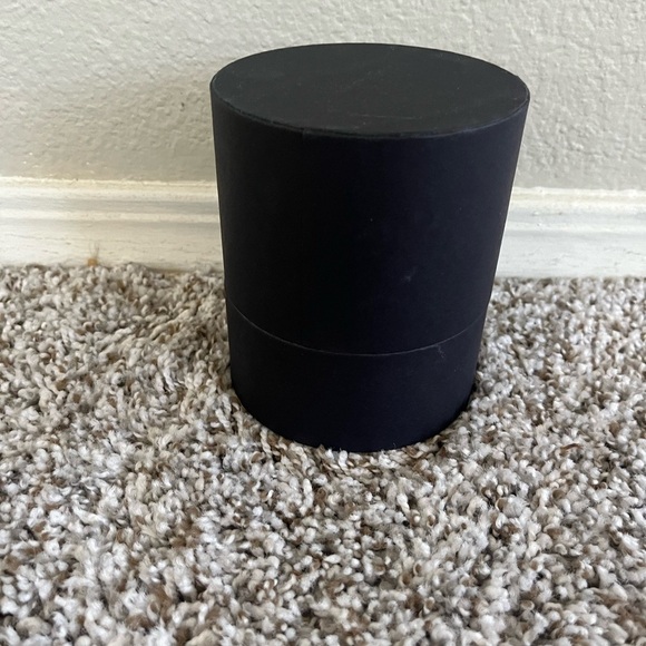 L'AGENCE Suede Et Santal Soy Wax Vanilla Masculine Scent Candle One Size NIB - Picture 7 of 15